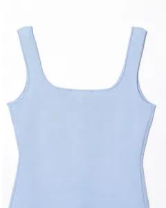Dettaglio del gilet in maglia azzurro con scollo quadrato e trama a costine sottili