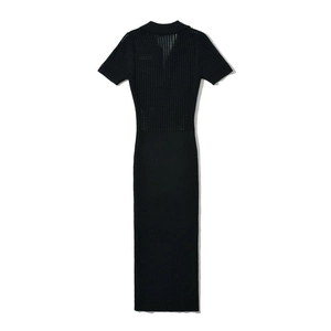 Robe midi en tricot noir ajustée avec col polo et détails ajourés pour le printemps