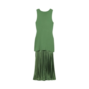 Robe sans manches vert herbe en maille avec ourlet plissé en satin sur fond blanc