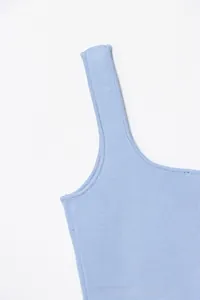 Dettaglio del top a coste azzurro che mostra la trama del tessuto e le spalline larghe