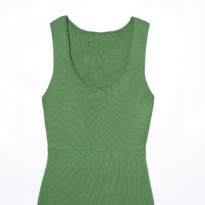 Robe en maille verte sans manches à coupe ajustée avec col en U et détails plissés