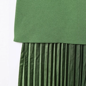 Robe en maille pour femme 2025 avec plissés en satin vert et texture détaillée