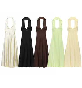Dettaglio di abiti halter in raso di seta nei colori bianco, nero, marrone, verde e giallo