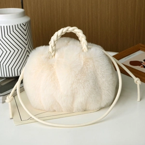 Schicke beige Webpelz-Tasche mit geflochtenem Griff und Riemen für den Herbst-Look