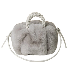 Hellgraue Kunstfell-Cloud-Tasche mit Faltenoptik und geflochtenem Griff auf weißem Grund
