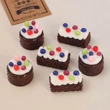 Modèles miniatures de gâteaux au chocolat en résine avec crème et paillettes