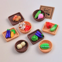 Vue macro de plateaux miniatures de fruits et légumes en résine pour bricolage DIY