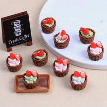Vue macro de mini tartelettes aux fraises sur un plateau pour créations DIY créatives