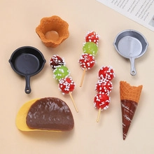 Détail des mini accessoires alimentaires en résine 3D avec gaufres et sucettes