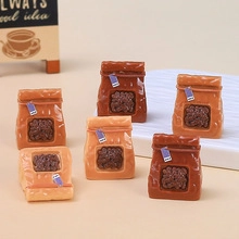 Vue détaillée de six sacs de grains de café miniatures en résine tons brun et beige