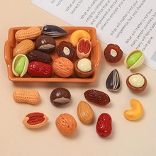 Vue macro de miniatures réalistes de noix en résine avec noix, dattes et pistaches