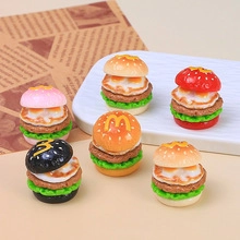 Gros plan de mini burgers en résine avec couches détaillées pour accessoires de bricolage