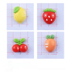 Vue détaillée des breloques en résine citron et fraise pour la création de bijoux DIY
