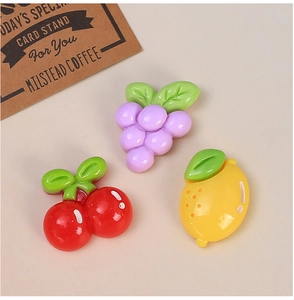 Breloques de fruits en résine brillante avec cerises rouges, raisins et citron jaune