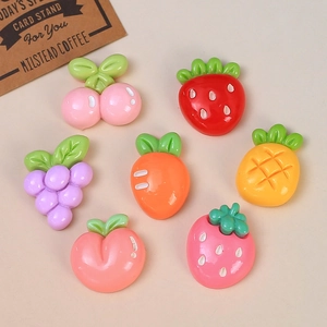 Breloques en résine de fruits brillants comme fraise et raisin pour artisanat et décorations