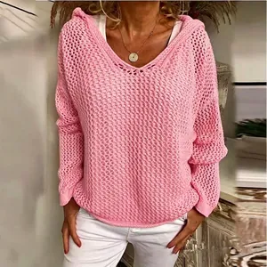 Dettaglio della felpa con cappuccio in maglia rosa traforata con texture all'uncinetto
