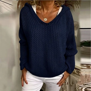 Dettaglio ravvicinato di un maglione blu scuro a maglia con cappuccio e scollo a V strutturato
