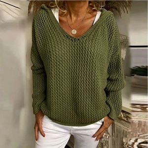 Dettaglio della felpa in maglia verde oliva con texture traforata a rete e scollo a V