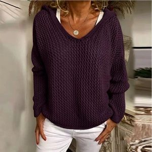 Dettaglio di un maglione con cappuccio viola scuro in maglia traforata con trama a rete traspirante