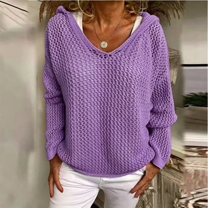 Dettaglio della felpa viola con cappuccio in maglia traforata che mostra la trama a rete