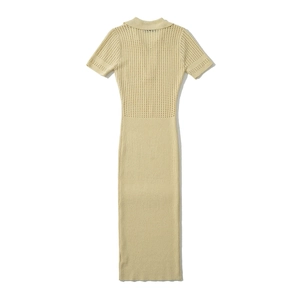 Robe maxi en maille beige à manches courtes avec motif ajouré et col à revers élégant