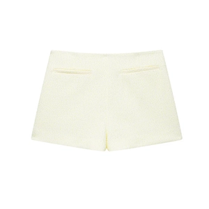 Dettaglio degli shorts in tweed a vita alta bianco crema con trama testurizzata e tasche decorative