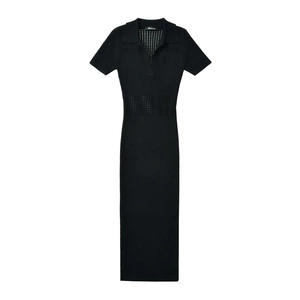 Robe polo noire en maille ajustée avec manches courtes et détails ajourés élégants