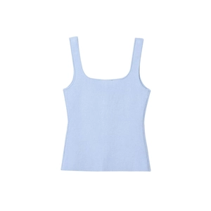 Top in maglia azzurro aderente con scollo quadrato da donna in stile flat lay pulito