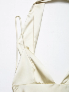 Dettaglio dell'abito in raso champagne con spalline sottili e scollatura a V elegante