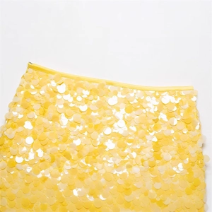Minigonna di paillettes giallo limone con grandi dischi rotondi e cinturino coordinato