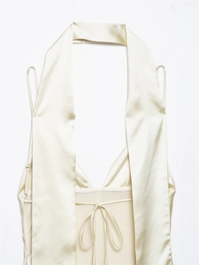 Dettaglio vestito in raso champagne con scollo all'americana e fiocco sulla schiena