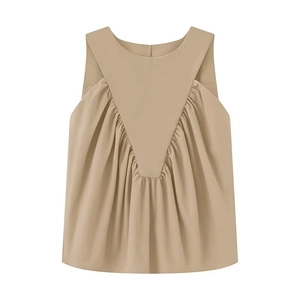 Detailopname van kaki mouwloze top met elegante V-vormige gedrapeerde plooien