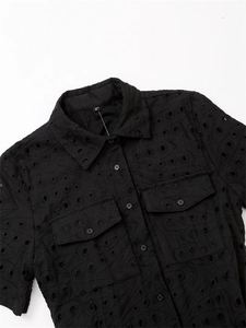 Détails de la broderie anglaise paisley et des poches sur la robe chemise noire