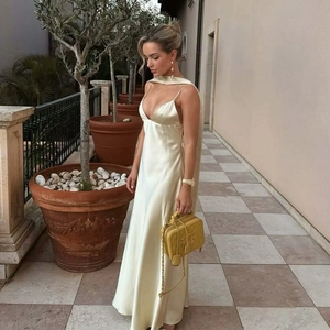Abito sottoveste in raso champagne con sciarpa coordinata e consistenza in seta lucida