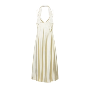 Elegante abito midi in raso champagne con scollo all'americana e silhouette a trapezio