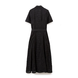 Robe trapèze noire pour femme avec broderie anglaise, col à revers et ceinture, vue de dos