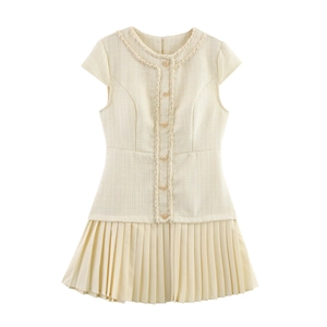 Robe élégante en tweed crème avec jupe plissée et boutons dorés de style chic raffiné