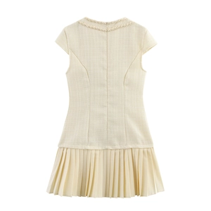 Robe courte élégante sans manches en tweed crème avec jupe plissée et col rond chic