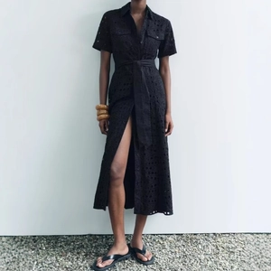 Robe Chemisier Femme Noir Broderie Anglaise Manches Courtes Boutonnée Col Revers Coupe Trapèze Midi Avec Ceinture Élégante