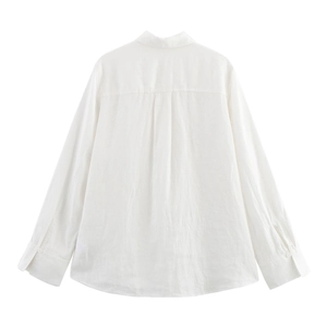 Détail du dos de la chemise en lin blanc montrant la texture du tissu et le pli plat