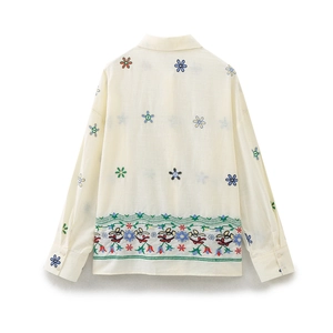 Rückansicht eines cremefarbenen Langarmshirts mit bunten Blumenstickereien auf dem Stoff