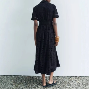 Robe midi noire pour femme avec broderie ajourée et ceinture pour un look d'été chic