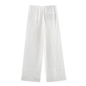 Détail d'un pantalon large en lin blanc avec taille élastique et poche discrète