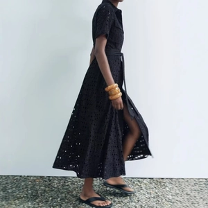 Robe longue noire en dentelle ajourée à manches courtes avec ceinture et fente