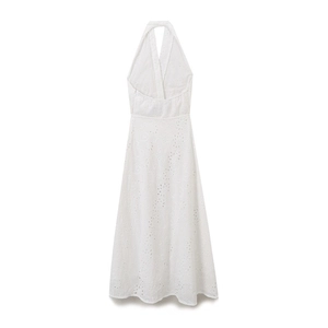 Abito estivo bianco in cotone ricamato con scollo all'americana, vita stretta e linea ad A