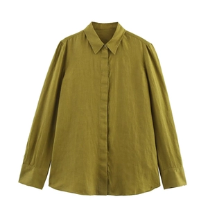 Détail de chemise en lin vert olive montrant la patte cachée et le tissu texturé naturel