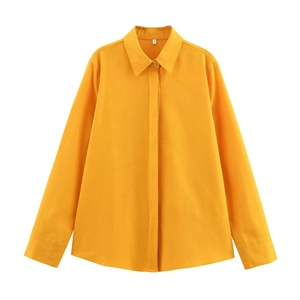 Détail du col d'une chemise orange à manches longues avec étiquette S et patte cachée