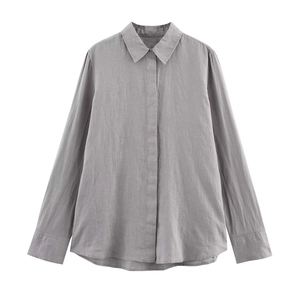 Détail de la chemise en coton gris moyen avec boutons cachés et coutures de haute qualité