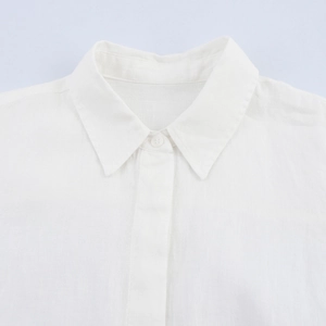 Détail du col de chemise en lin blanc et des boutons avec texture de tissu naturel