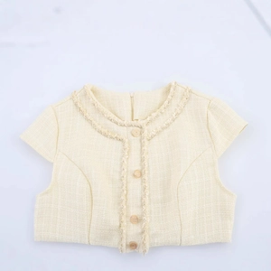 Haut élégant en tweed crème à manches courtes avec col rond et boutons vintage pour femme